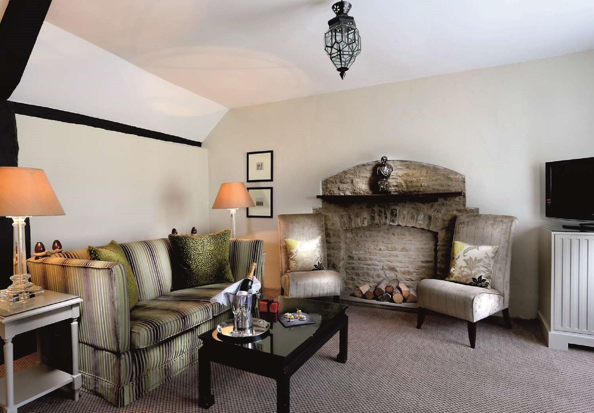 Hotel Macdonald Bear
